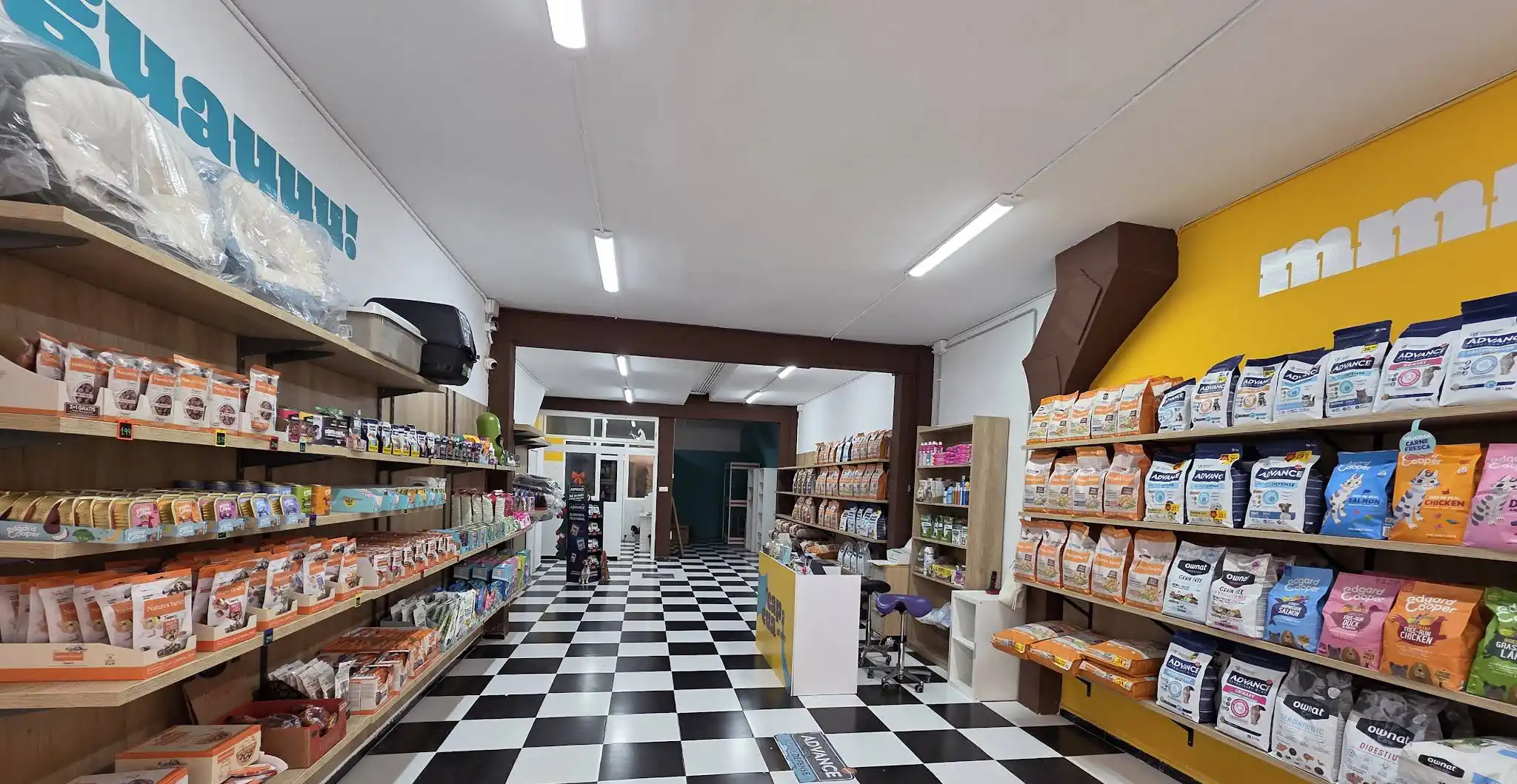Interior de la botiga Cap i Cua amb productes per a mascotes